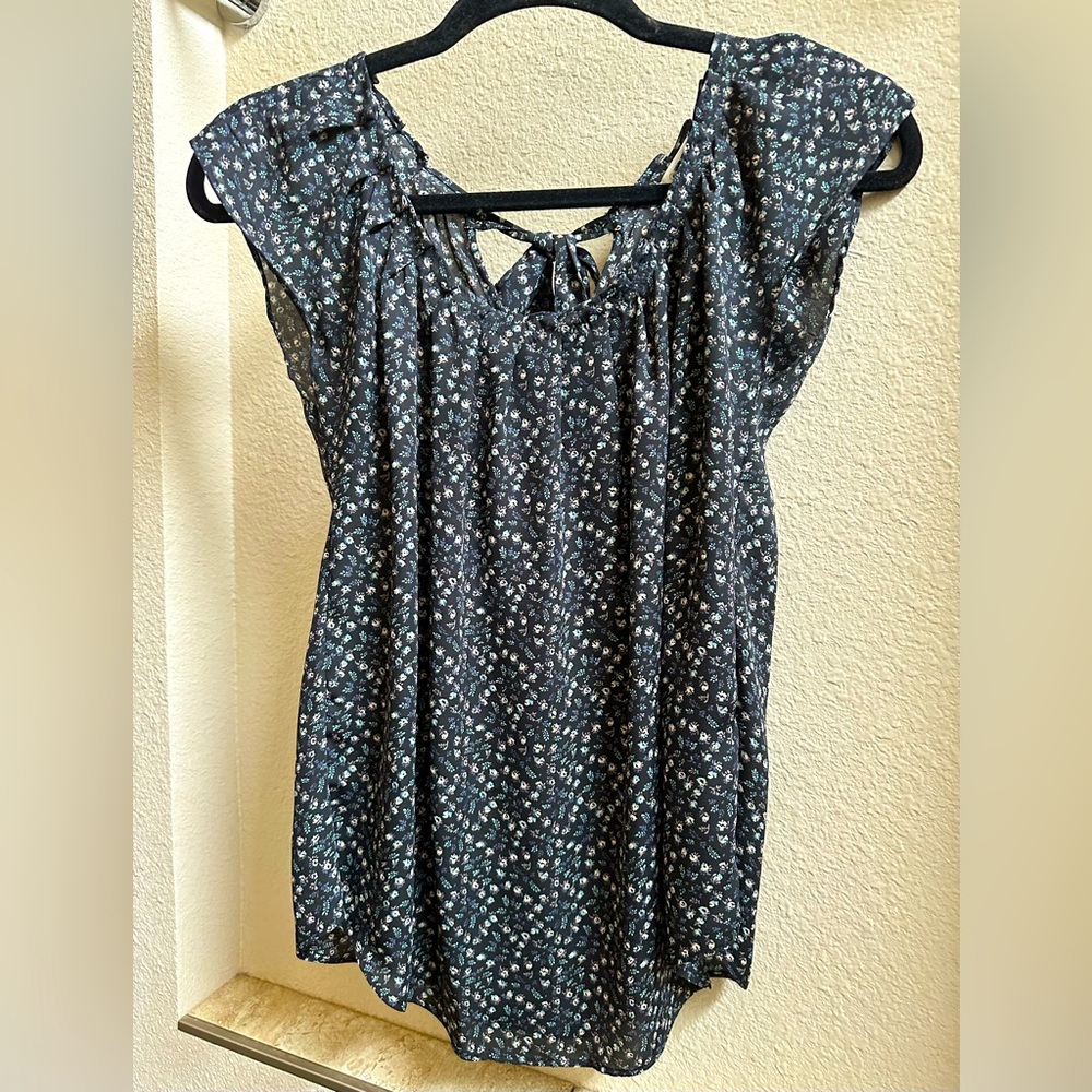 LC Lauren Conrad flowy floral blouse. Ruffled neckline & back bow tie. XS